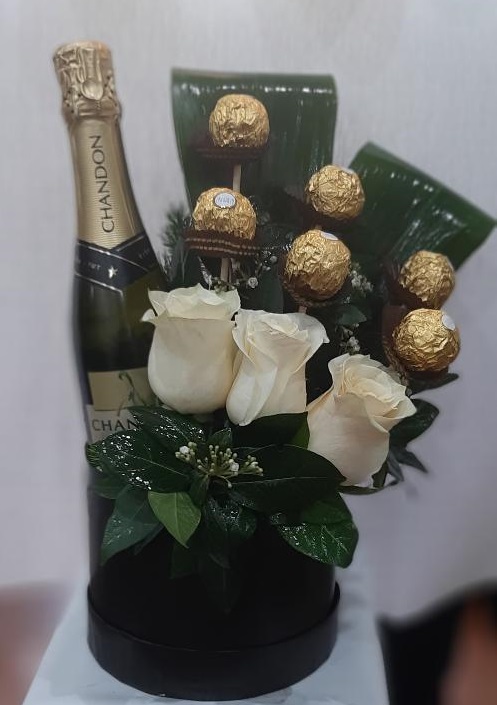 Foto de Mini caja con rosas , ferrero y chandon